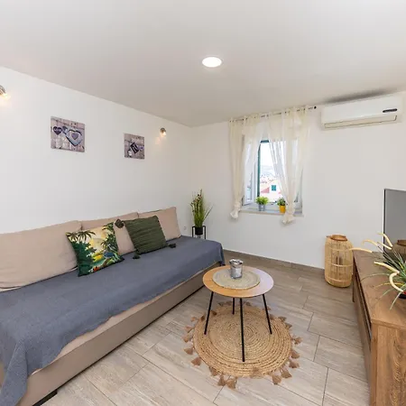 Romantic View * Split