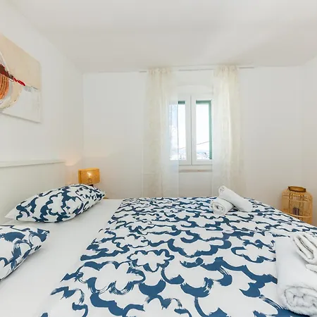 Romantic View * Split