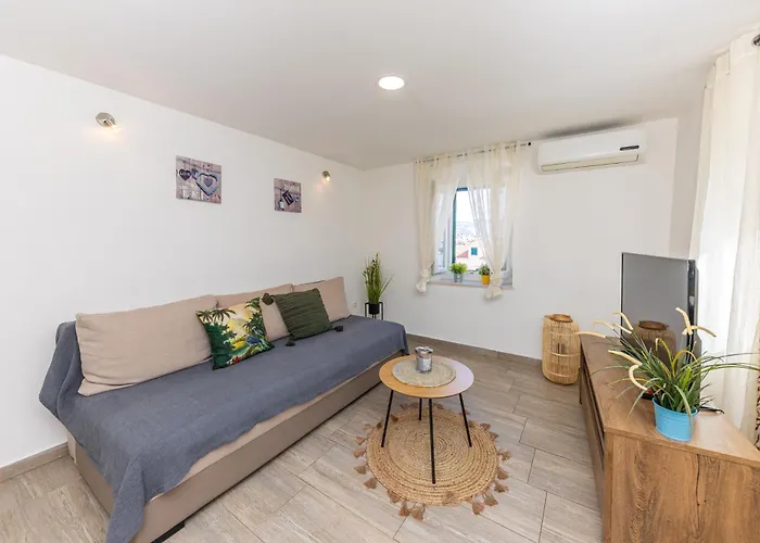 Romantic View * Split