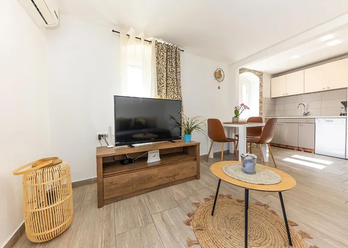 Romantic View * Split