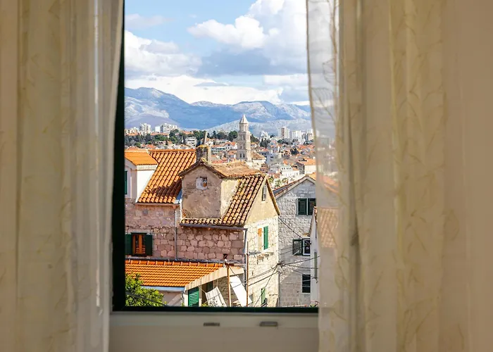 Romantic View * Split