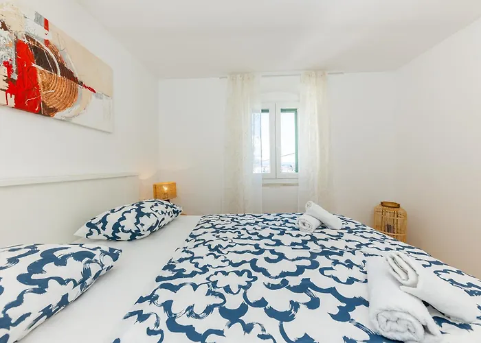 Romantic View * Split